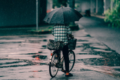 Bicicleta bajo la online lluvia